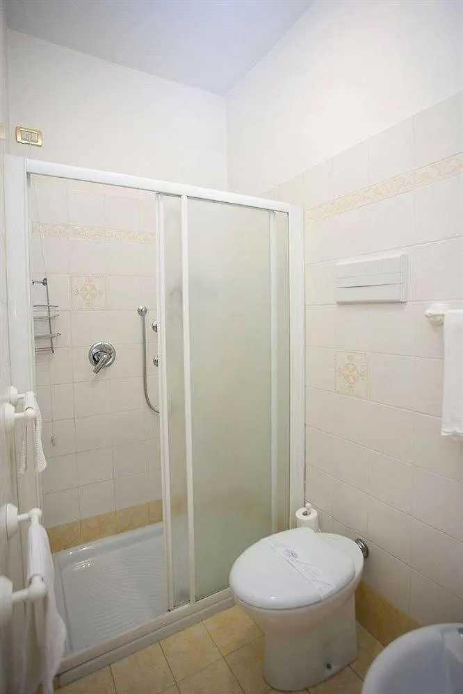 Hotel Fiorella 西尔米奥奈